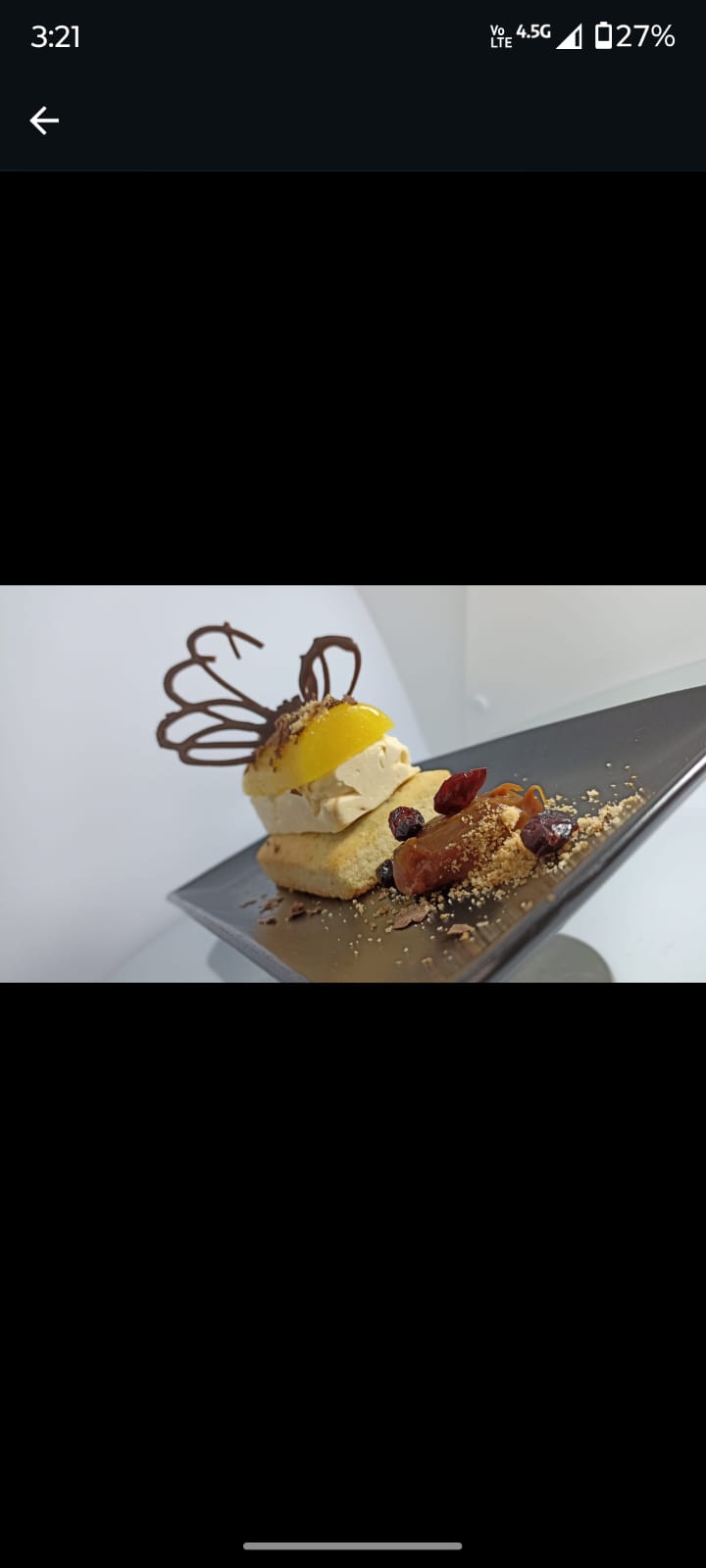 Postre emplatado con mousse y decoración de chocolate